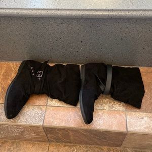 Black boots with buckle